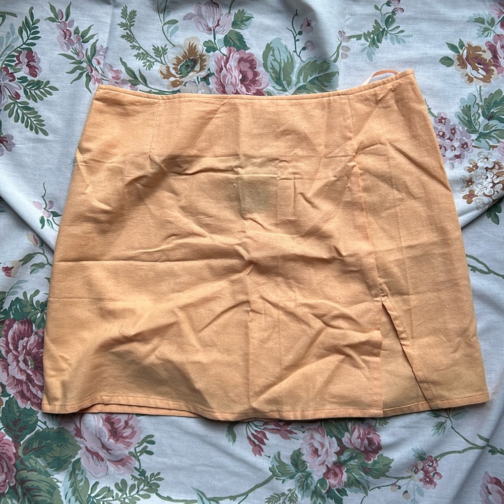 Motel Rocks Sheny mini skirt in soft cantaloupe, slit on the front, size Large